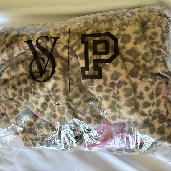 Victoria’s Secret Pink Leopard Faux Fur Jacket Cropped Boxy Coat - Picture 3 of 3